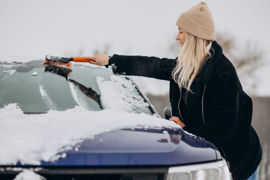 ¿Cómo quitar el hielo del parabrisas sin dañarlo?