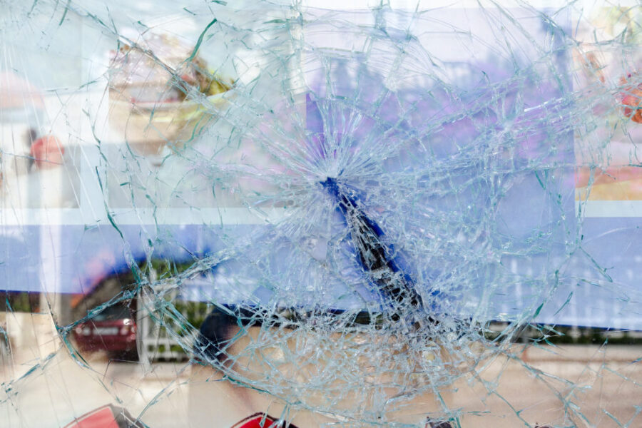 Rotura del parabrisas: causas, tipos y reparación sostenible con Ralarsa