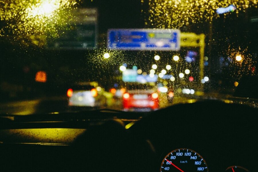 ¿Cómo conducir si te sorprende la lluvia?