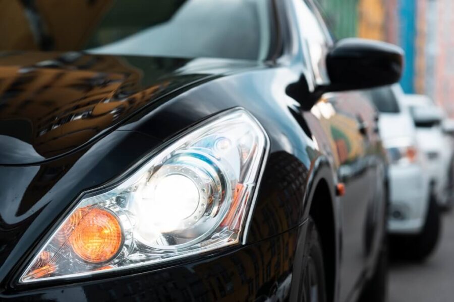¿Cómo proteger los faros del coche del sol?