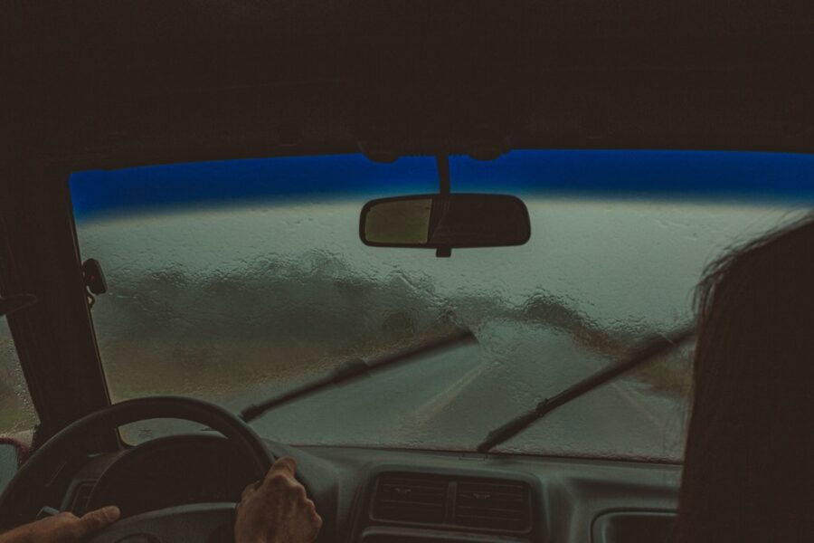 ¿Cómo limpiar correctamente los cristales de tu coche?